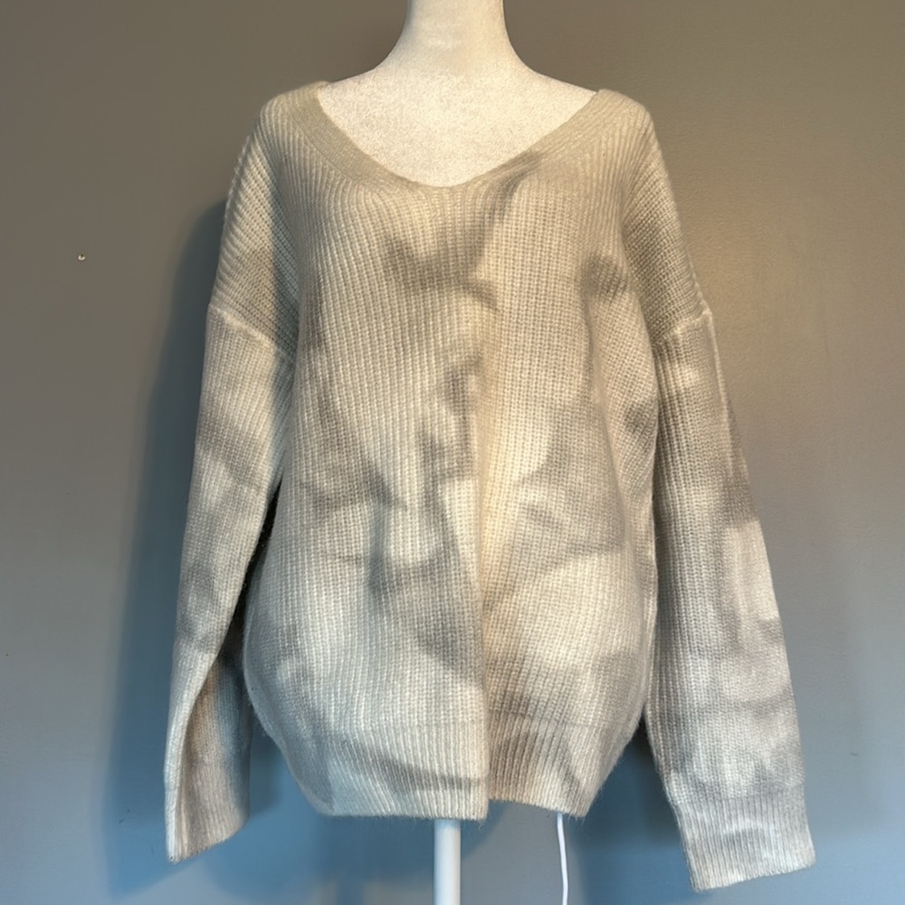 Pol White and Grey Marble V Neck Sweater Size M